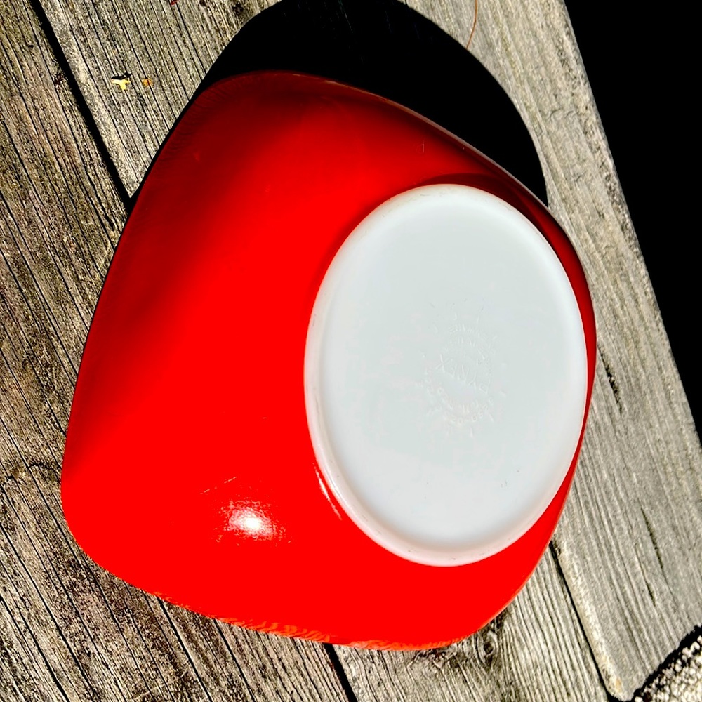 Pyrex red square hostess bowl, as is good condition with one chip
